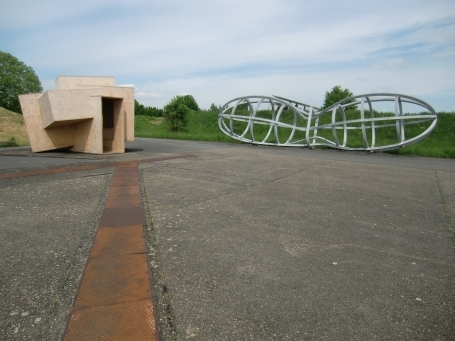 Raketenstation Hombroich : Im Bild rechts, Holz-Skulptur "Zwischenraum", von Oliver Kruse